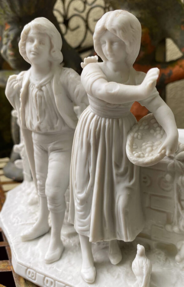Prachtige Duitse bisque jardinière met kinderen en duiven – Exquisite German bisque jardinière with children and doves – ca. 1900
