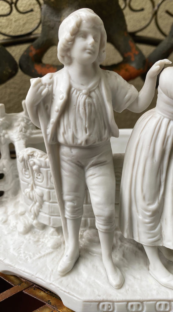 Prachtige Duitse bisque jardinière met kinderen en duiven – Exquisite German bisque jardinière with children and doves – ca. 1900