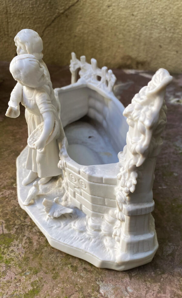 Prachtige Duitse bisque jardinière met kinderen en duiven – Exquisite German bisque jardinière with children and doves – ca. 1900
