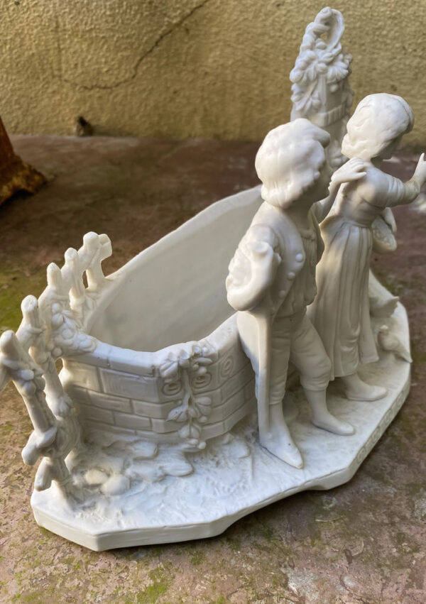 Prachtige Duitse bisque jardinière met kinderen en duiven – Exquisite German bisque jardinière with children and doves – ca. 1900