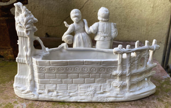 Prachtige Duitse bisque jardinière met kinderen en duiven – Exquisite German bisque jardinière with children and doves – ca. 1900