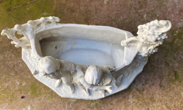 Prachtige Duitse bisque jardinière met kinderen en duiven – Exquisite German bisque jardinière with children and doves – ca. 1900