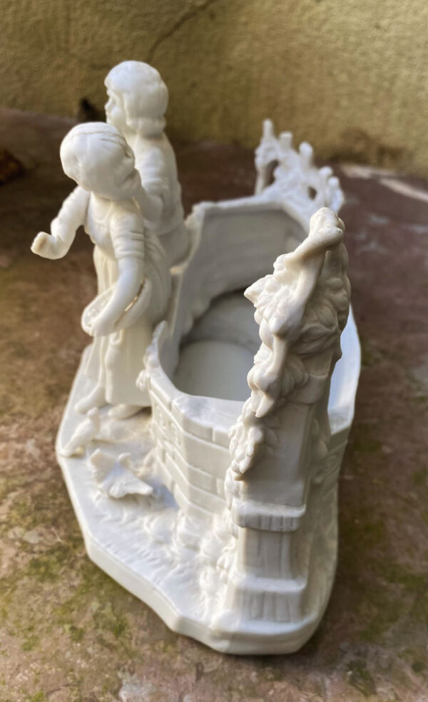 Prachtige Duitse bisque jardinière met kinderen en duiven – Exquisite German bisque jardinière with children and doves – ca. 1900