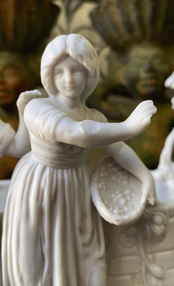 Prachtige Duitse bisque jardinière met kinderen en duiven – Exquisite German bisque jardinière with children and doves – ca. 1900