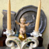 Prachtige porseleinen kandelaar met Putti naar Carl Thieme Dresden – Exquisite porcelain Putti candlestick after Carl Thieme Dresden – ca. 1900