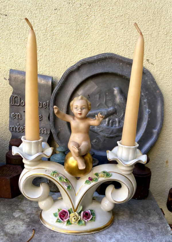 Prachtige porseleinen kandelaar met Putti naar Carl Thieme Dresden – Exquisite porcelain Putti candlestick after Carl Thieme Dresden – ca. 1900