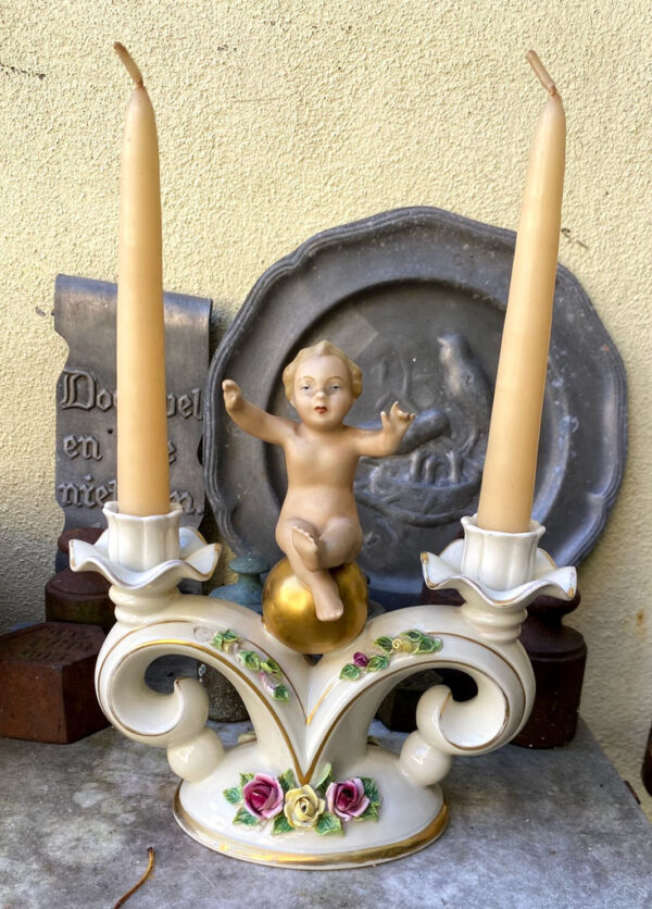Prachtige porseleinen kandelaar met Putti naar Carl Thieme Dresden – Exquisite porcelain Putti candlestick after Carl Thieme Dresden – ca. 1900