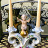 Prachtige porseleinen kandelaar met Putti naar Carl Thieme Dresden – Exquisite porcelain Putti candlestick after Carl Thieme Dresden – ca. 1900