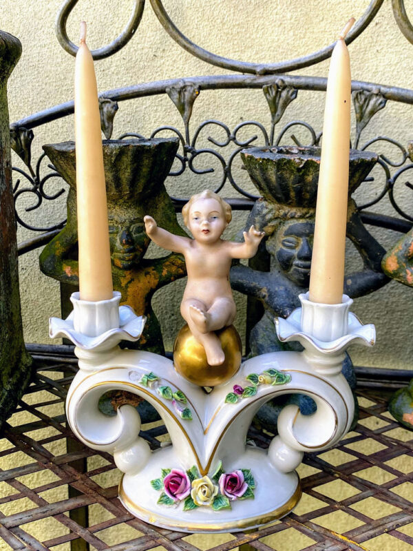 Prachtige porseleinen kandelaar met Putti naar Carl Thieme Dresden – Exquisite porcelain Putti candlestick after Carl Thieme Dresden – ca. 1900