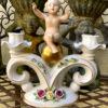 Prachtige porseleinen kandelaar met Putti naar Carl Thieme Dresden – Exquisite porcelain Putti candlestick after Carl Thieme Dresden – ca. 1900