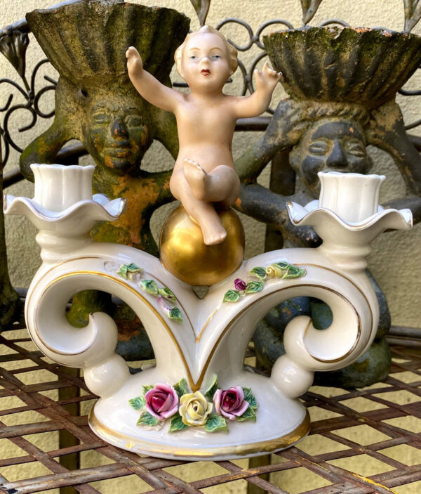 Prachtige porseleinen kandelaar met Putti naar Carl Thieme Dresden – Exquisite porcelain Putti candlestick after Carl Thieme Dresden – ca. 1900