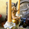 Prachtige porseleinen kandelaar met Putti naar Carl Thieme Dresden – Exquisite porcelain Putti candlestick after Carl Thieme Dresden – ca. 1900