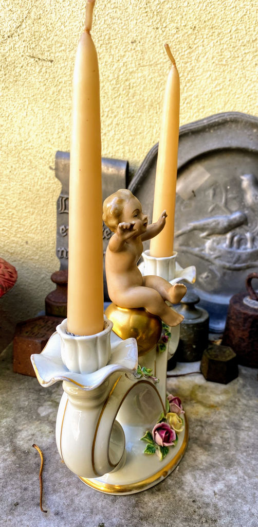 Prachtige porseleinen kandelaar met Putti naar Carl Thieme Dresden – Exquisite porcelain Putti candlestick after Carl Thieme Dresden – ca. 1900