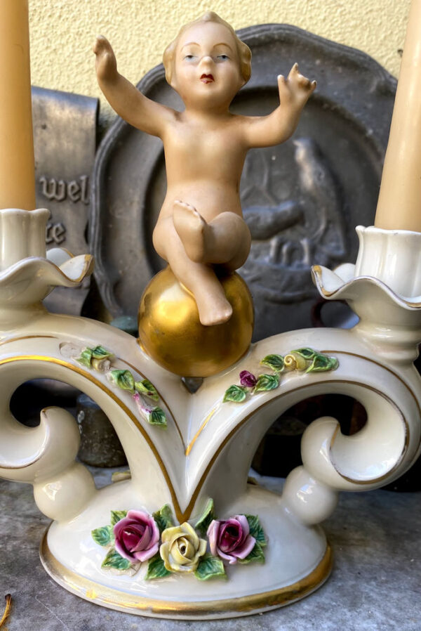 Prachtige porseleinen kandelaar met Putti naar Carl Thieme Dresden – Exquisite porcelain Putti candlestick after Carl Thieme Dresden – ca. 1900