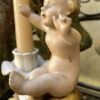 Prachtige porseleinen kandelaar met Putti naar Carl Thieme Dresden – Exquisite porcelain Putti candlestick after Carl Thieme Dresden – ca. 1900
