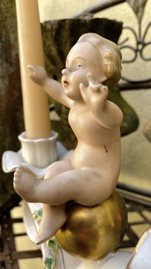 Prachtige porseleinen kandelaar met Putti naar Carl Thieme Dresden – Exquisite porcelain Putti candlestick after Carl Thieme Dresden – ca. 1900