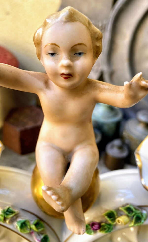 Prachtige porseleinen kandelaar met Putti naar Carl Thieme Dresden – Exquisite porcelain Putti candlestick after Carl Thieme Dresden – ca. 1900