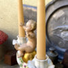 Prachtige porseleinen kandelaar met Putti naar Carl Thieme Dresden – Exquisite porcelain Putti candlestick after Carl Thieme Dresden – ca. 1900