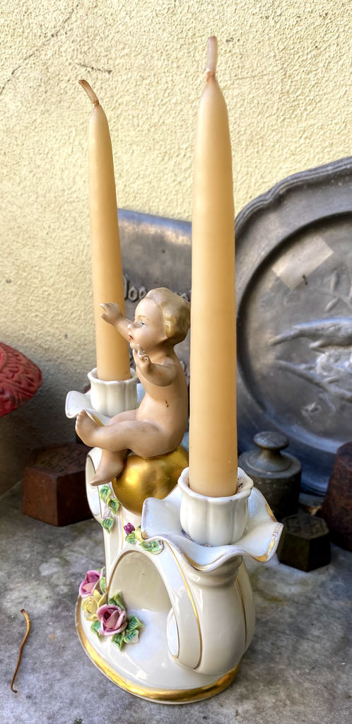 Prachtige porseleinen kandelaar met Putti naar Carl Thieme Dresden – Exquisite porcelain Putti candlestick after Carl Thieme Dresden – ca. 1900