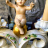 Prachtige porseleinen kandelaar met Putti naar Carl Thieme Dresden – Exquisite porcelain Putti candlestick after Carl Thieme Dresden – ca. 1900