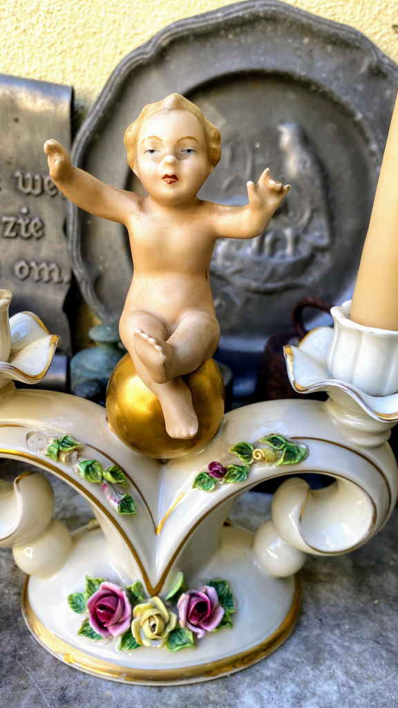 Prachtige porseleinen kandelaar met Putti naar Carl Thieme Dresden – Exquisite porcelain Putti candlestick after Carl Thieme Dresden – ca. 1900