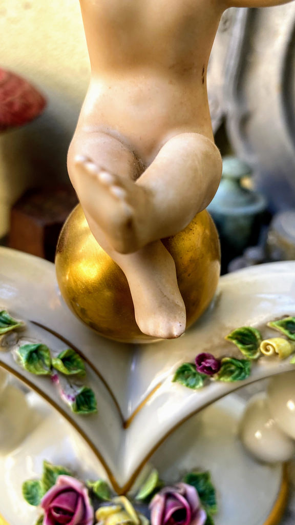 Prachtige porseleinen kandelaar met Putti naar Carl Thieme Dresden – Exquisite porcelain Putti candlestick after Carl Thieme Dresden – ca. 1900