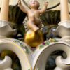 Prachtige porseleinen kandelaar met Putti naar Carl Thieme Dresden – Exquisite porcelain Putti candlestick after Carl Thieme Dresden – ca. 1900