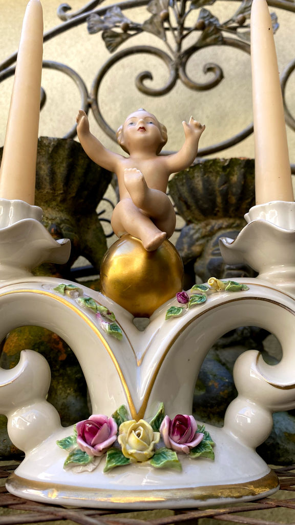 Prachtige porseleinen kandelaar met Putti naar Carl Thieme Dresden – Exquisite porcelain Putti candlestick after Carl Thieme Dresden – ca. 1900