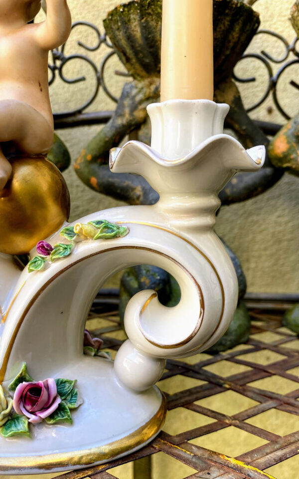 Prachtige porseleinen kandelaar met Putti naar Carl Thieme Dresden – Exquisite porcelain Putti candlestick after Carl Thieme Dresden – ca. 1900