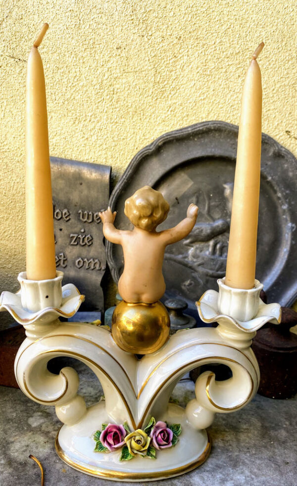 Prachtige porseleinen kandelaar met Putti naar Carl Thieme Dresden – Exquisite porcelain Putti candlestick after Carl Thieme Dresden – ca. 1900