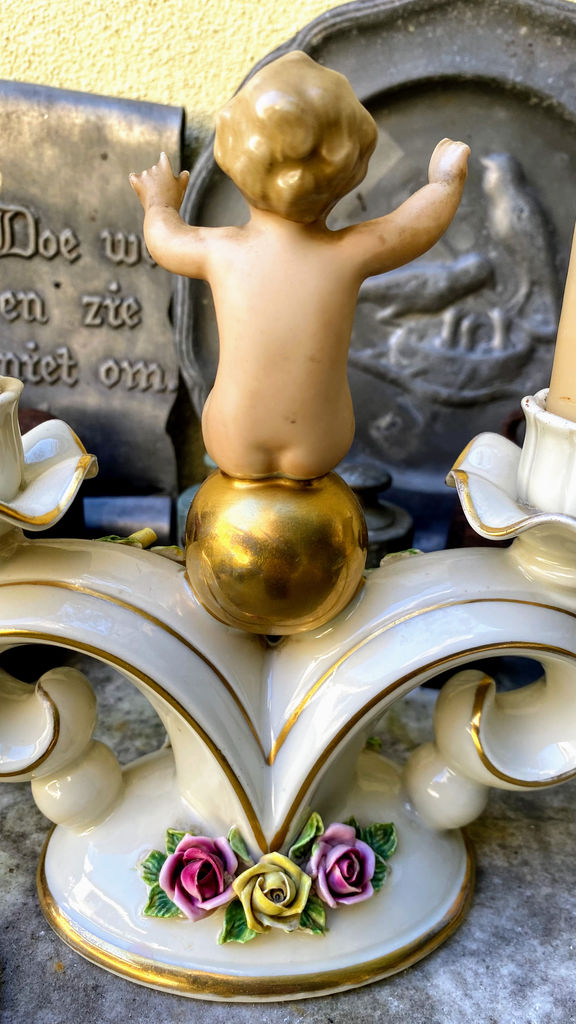 Prachtige porseleinen kandelaar met Putti naar Carl Thieme Dresden – Exquisite porcelain Putti candlestick after Carl Thieme Dresden – ca. 1900