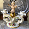 Prachtige porseleinen kandelaar met Putti naar Carl Thieme Dresden – Exquisite porcelain Putti candlestick after Carl Thieme Dresden – ca. 1900