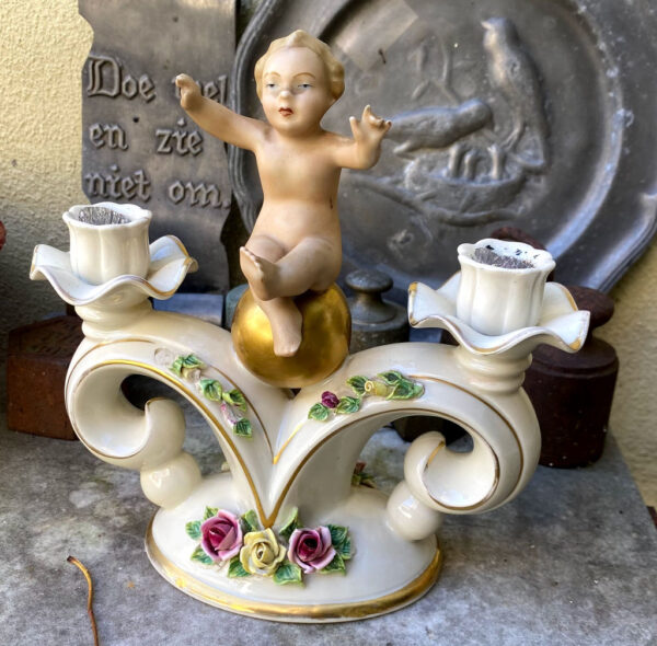 Prachtige porseleinen kandelaar met Putti naar Carl Thieme Dresden – Exquisite porcelain Putti candlestick after Carl Thieme Dresden – ca. 1900
