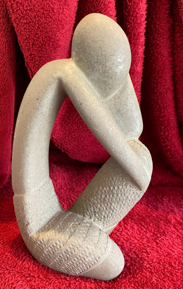 Exquisite stone sculpture of seated man in contemplation – ca. 1950 (1) Prachtige stenen sculptuur van zittende man in mijmering – Exquisite stone sculpture of seated man in contemplation – ca. 1950