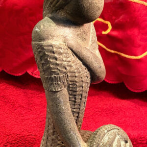 Exquisite stone sculpture of woman with bread basket – ca. 1950 (1) Prachtige stenen sculptuur van vrouw met broodjesmand – Exquisite stone sculpture of woman with bread basket – ca. 1950