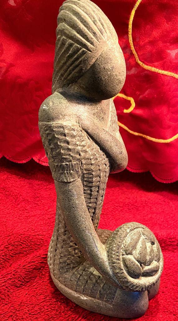 Exquisite stone sculpture of woman with bread basket – ca. 1950 (1) Prachtige stenen sculptuur van vrouw met broodjesmand – Exquisite stone sculpture of woman with bread basket – ca. 1950