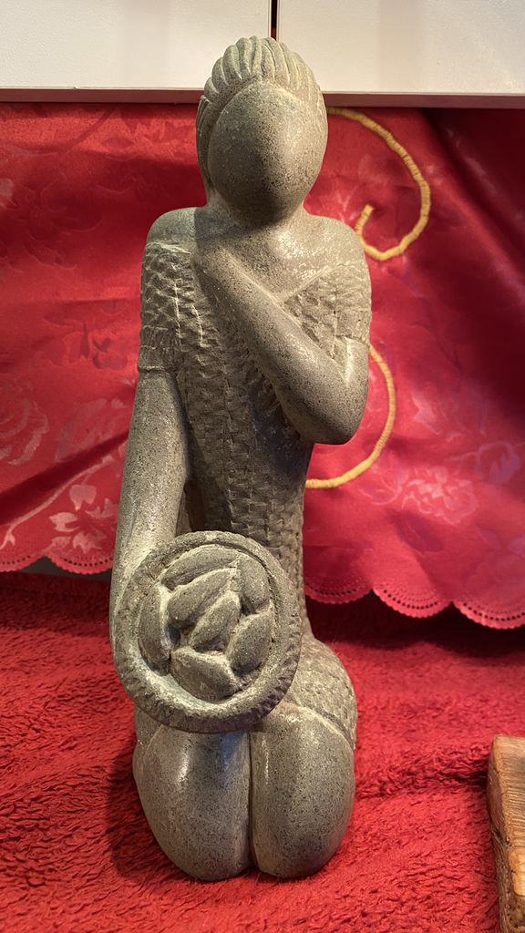 Exquisite stone sculpture of woman with bread basket – ca. 1950 (10) Prachtige stenen sculptuur van vrouw met broodjesmand – Exquisite stone sculpture of woman with bread basket – ca. 1950