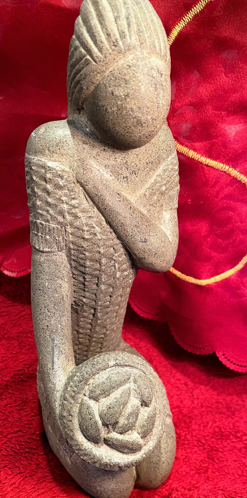 Exquisite stone sculpture of woman with bread basket – ca. 1950 (11) Prachtige stenen sculptuur van vrouw met broodjesmand – Exquisite stone sculpture of woman with bread basket – ca. 1950