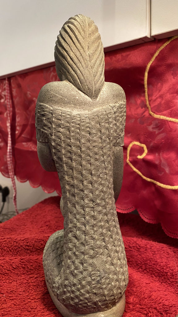 Exquisite stone sculpture of woman with bread basket – ca. 1950 (12) Prachtige stenen sculptuur van vrouw met broodjesmand – Exquisite stone sculpture of woman with bread basket – ca. 1950