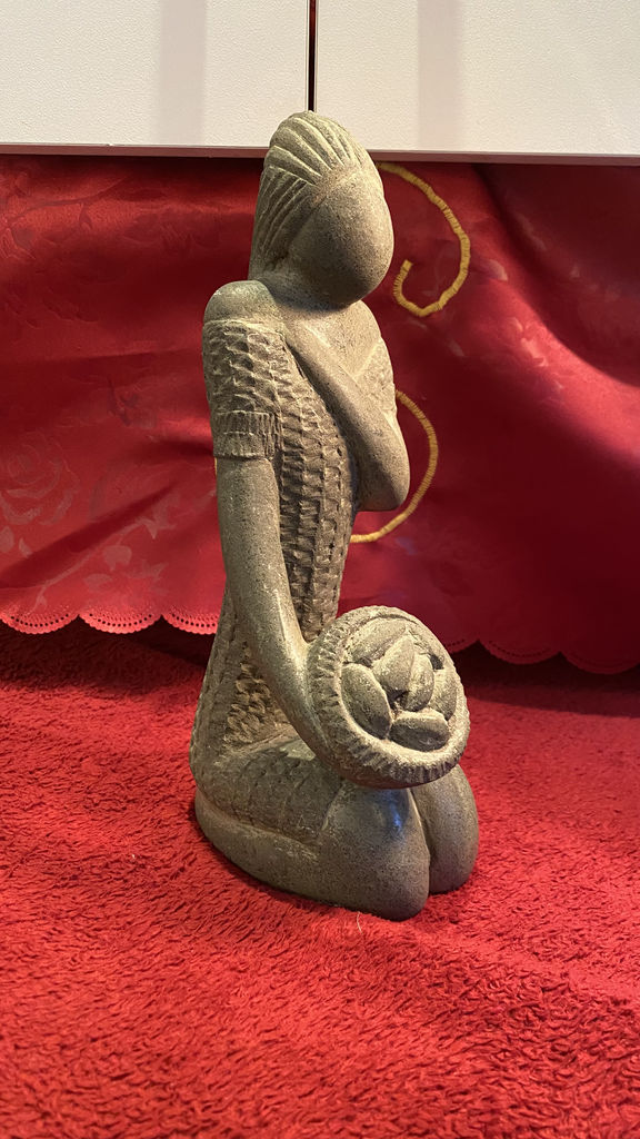 Exquisite stone sculpture of woman with bread basket – ca. 1950 (2) Prachtige stenen sculptuur van vrouw met broodjesmand – Exquisite stone sculpture of woman with bread basket – ca. 1950