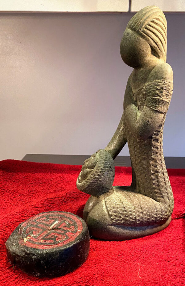 Exquisite stone sculpture of woman with bread basket – ca. 1950 (3) Prachtige stenen sculptuur van vrouw met broodjesmand – Exquisite stone sculpture of woman with bread basket – ca. 1950