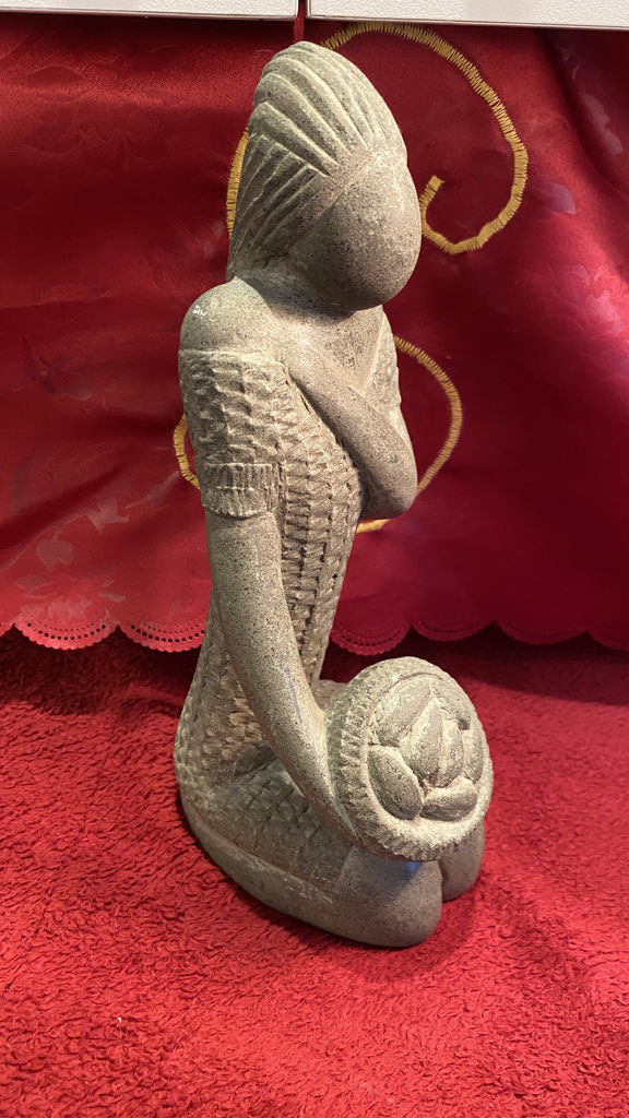 Exquisite stone sculpture of woman with bread basket – ca. 1950 (4) Prachtige stenen sculptuur van vrouw met broodjesmand – Exquisite stone sculpture of woman with bread basket – ca. 1950