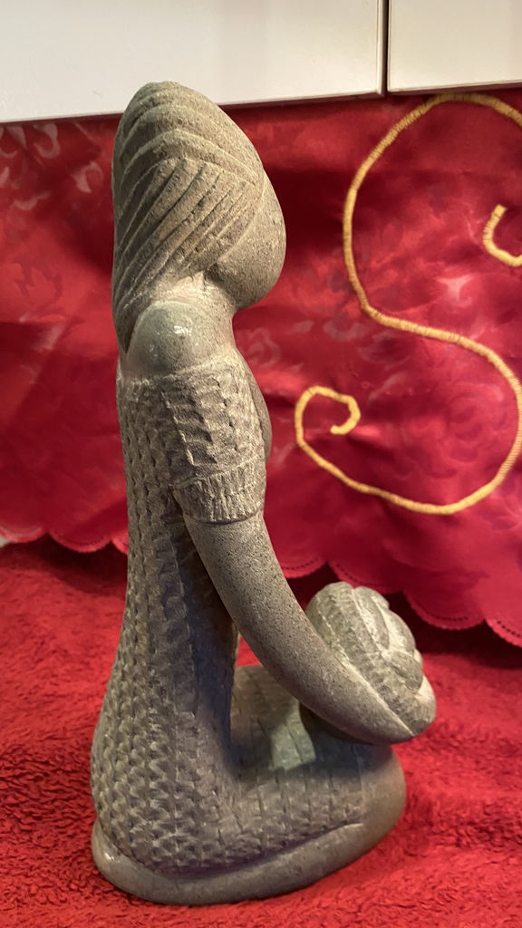 Exquisite stone sculpture of woman with bread basket – ca. 1950 (5) Prachtige stenen sculptuur van vrouw met broodjesmand – Exquisite stone sculpture of woman with bread basket – ca. 1950