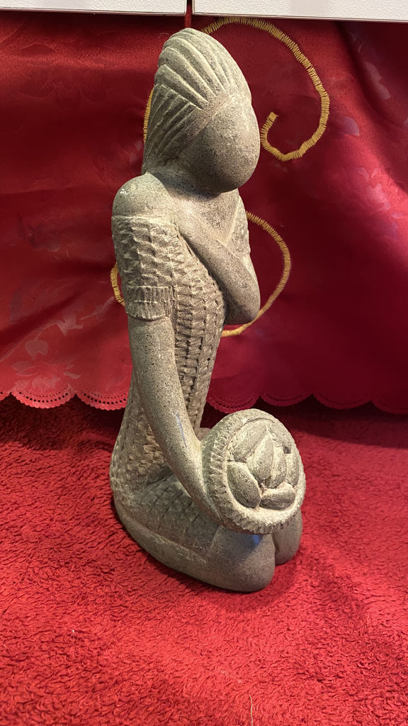 Exquisite stone sculpture of woman with bread basket – ca. 1950 (6) Prachtige stenen sculptuur van vrouw met broodjesmand – Exquisite stone sculpture of woman with bread basket – ca. 1950