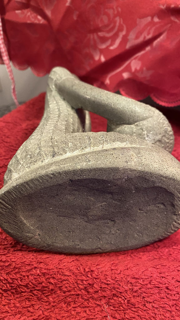 Exquisite stone sculpture of woman with bread basket – ca. 1950 (7) Prachtige stenen sculptuur van vrouw met broodjesmand – Exquisite stone sculpture of woman with bread basket – ca. 1950