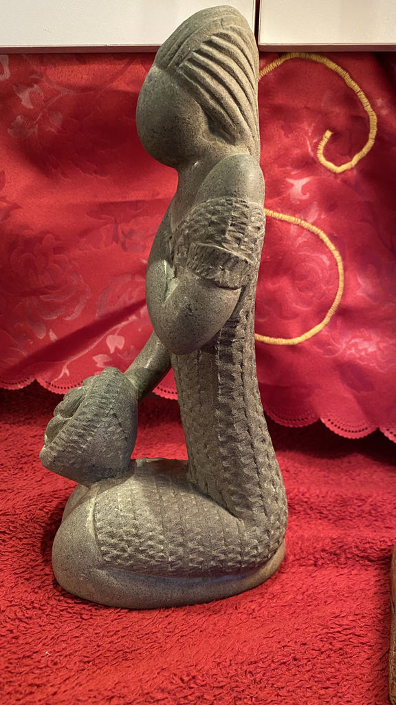Exquisite stone sculpture of woman with bread basket – ca. 1950 (9) Prachtige stenen sculptuur van vrouw met broodjesmand – Exquisite stone sculpture of woman with bread basket – ca. 1950