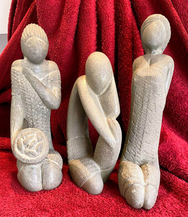 Exquisite stone sculptures – ca. 1950 (1) Prachtige stenen sculptuur van vrouw met broodjesmand – Exquisite stone sculpture of woman with bread basket – ca. 1950