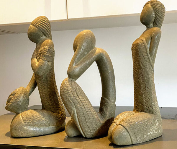 Exquisite stone sculptures – ca. 1950 (4) Prachtige stenen sculptuur van vrouw met broodjesmand – Exquisite stone sculpture of woman with bread basket – ca. 1950
