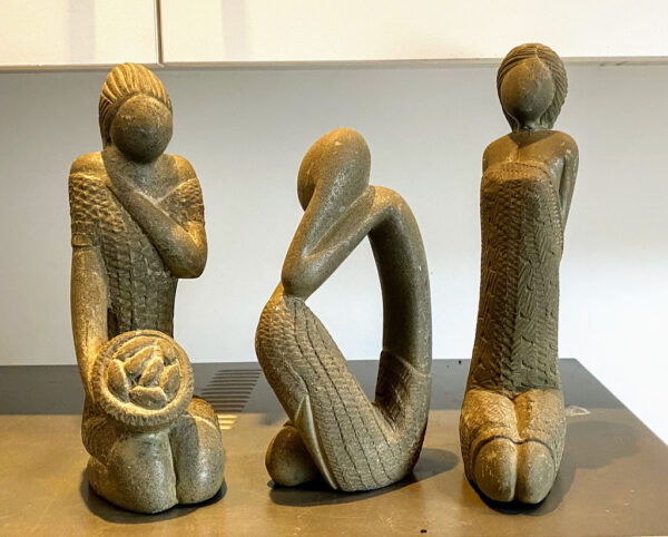 Exquisite stone sculptures – ca. 1950 (5) Prachtige stenen sculptuur van vrouw met broodjesmand – Exquisite stone sculpture of woman with bread basket – ca. 1950