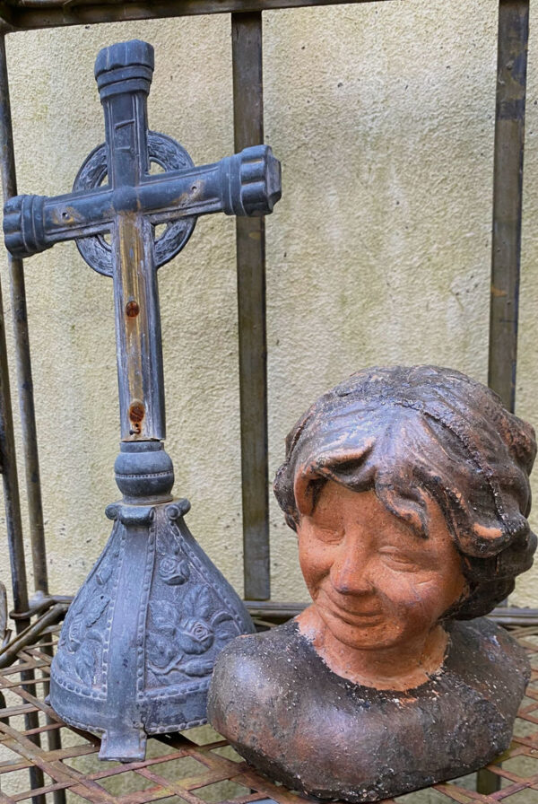 Prachtige gestileerde buste van kinderhoofdje – Exquisite stylized child bust in stoneware – Renaissance style